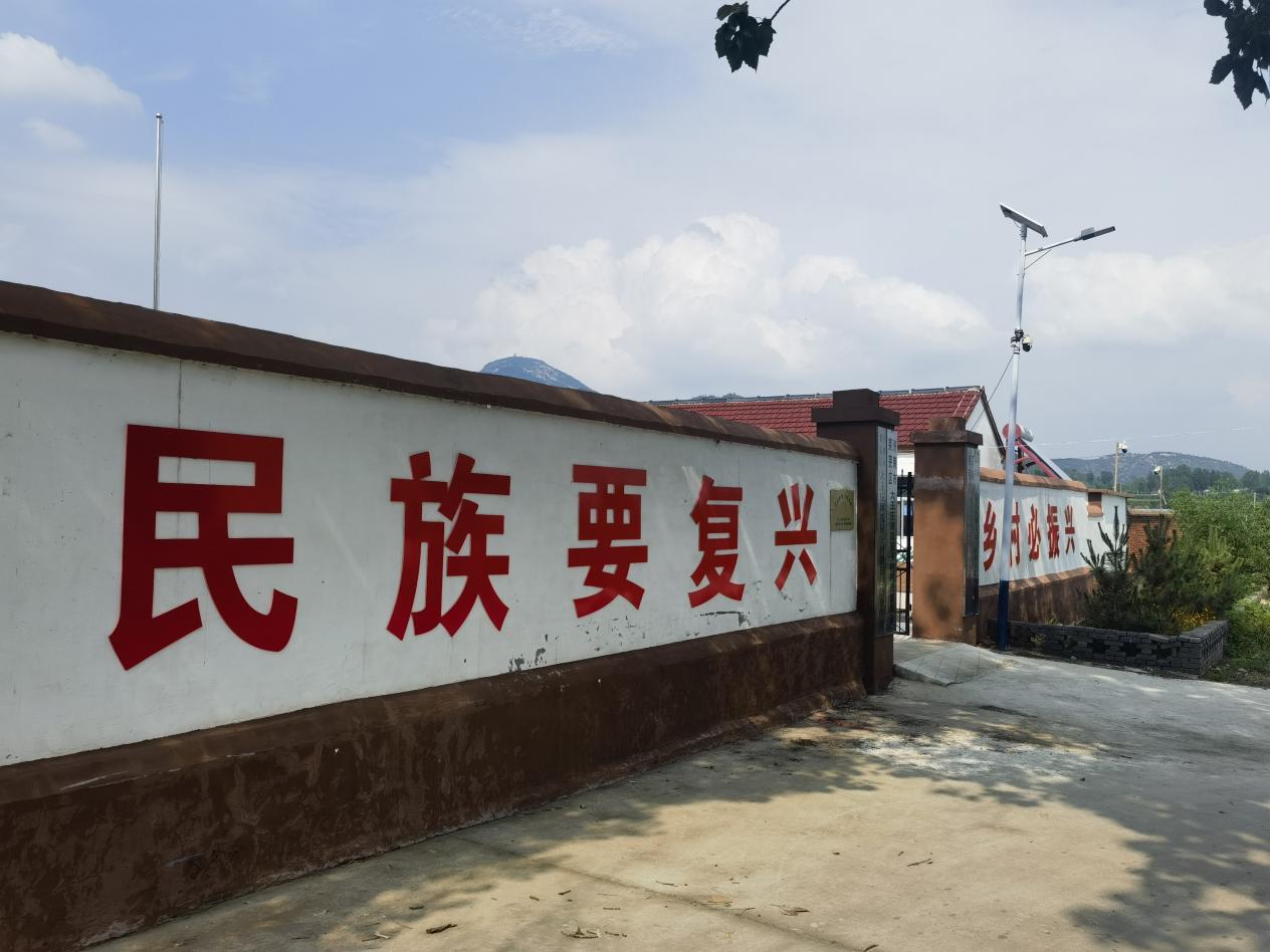 大王庄镇瓜屋子村：村委墙面添新景 振兴标语映民心