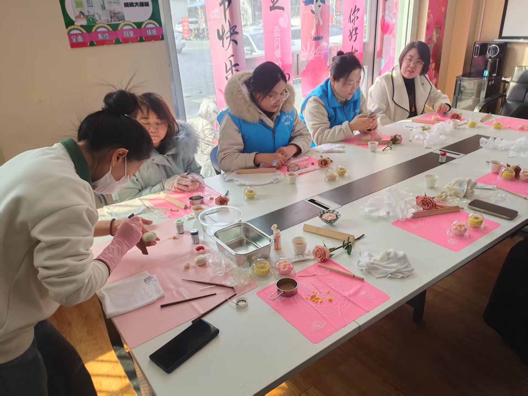 鹏泉街道冯家林社区：巧手做茶果 品味生活之美 - 莱芜生活网