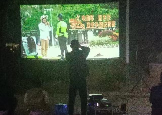 张家洼街道崔梁坡村开展交通安全宣传片放映活动