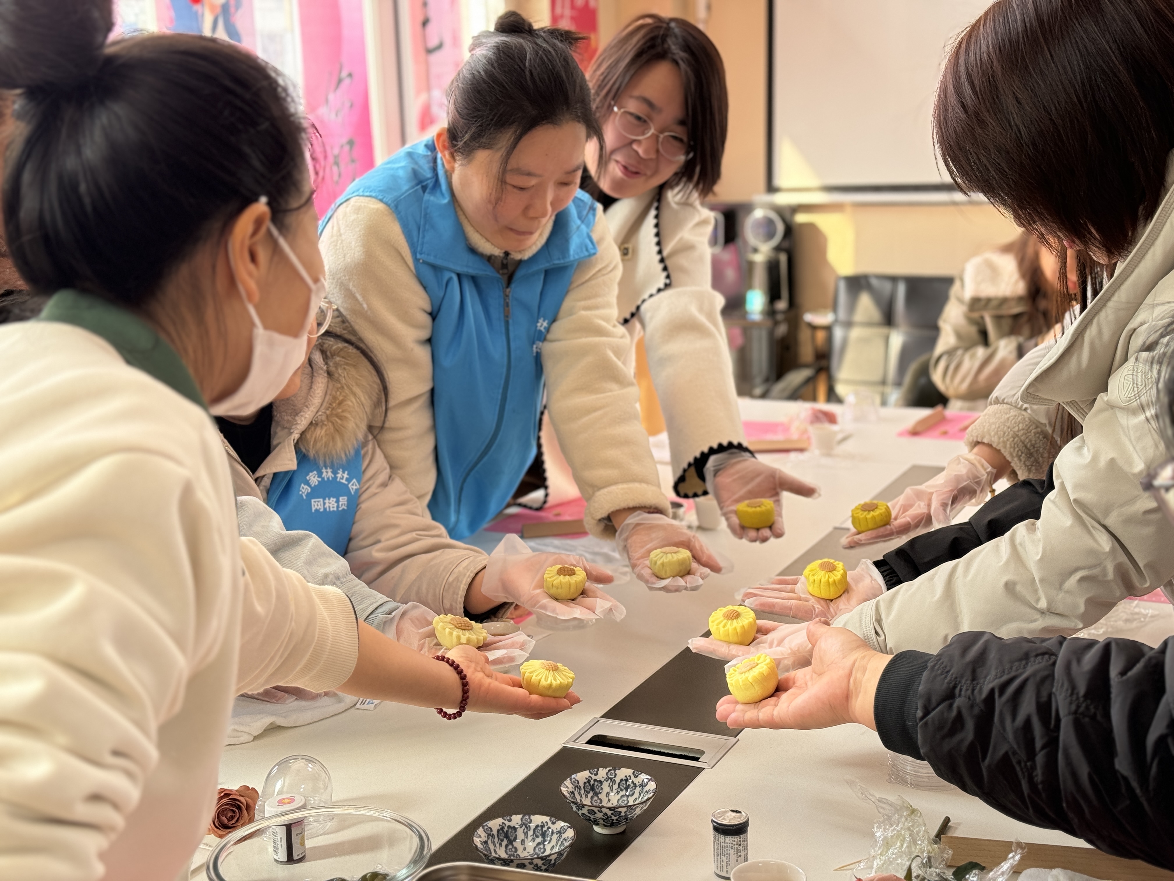 鹏泉街道冯家林社区：巧手做茶果 品味生活之美 - 莱芜生活网