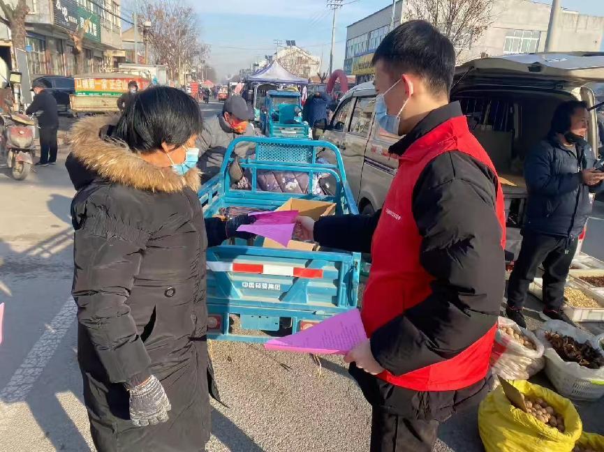 口镇街道开展赶大集禁毒宣传活动