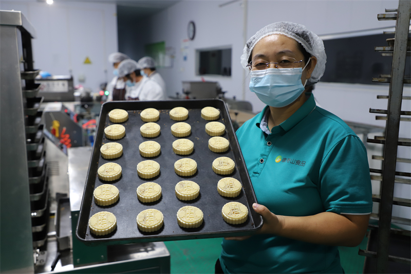 月饼化作“致富饼” 带增收促振兴 雪野街道康寿山食品助力经济繁荣推动乡村振兴阔步前行 - 莱芜生活网