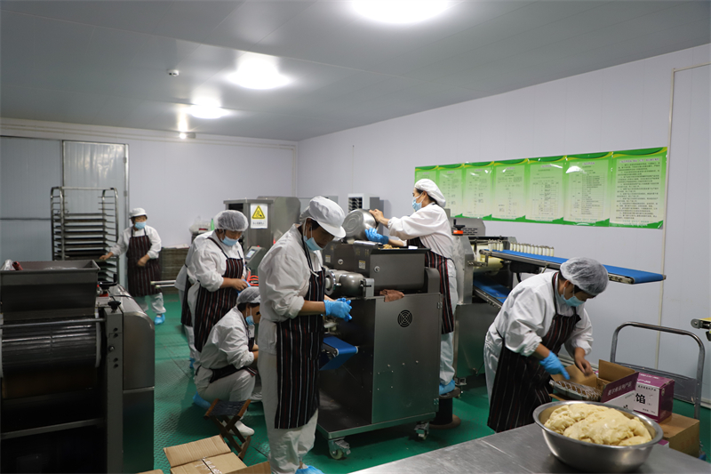 月饼化作“致富饼” 带增收促振兴 雪野街道康寿山食品助力经济繁荣推动乡村振兴阔步前行