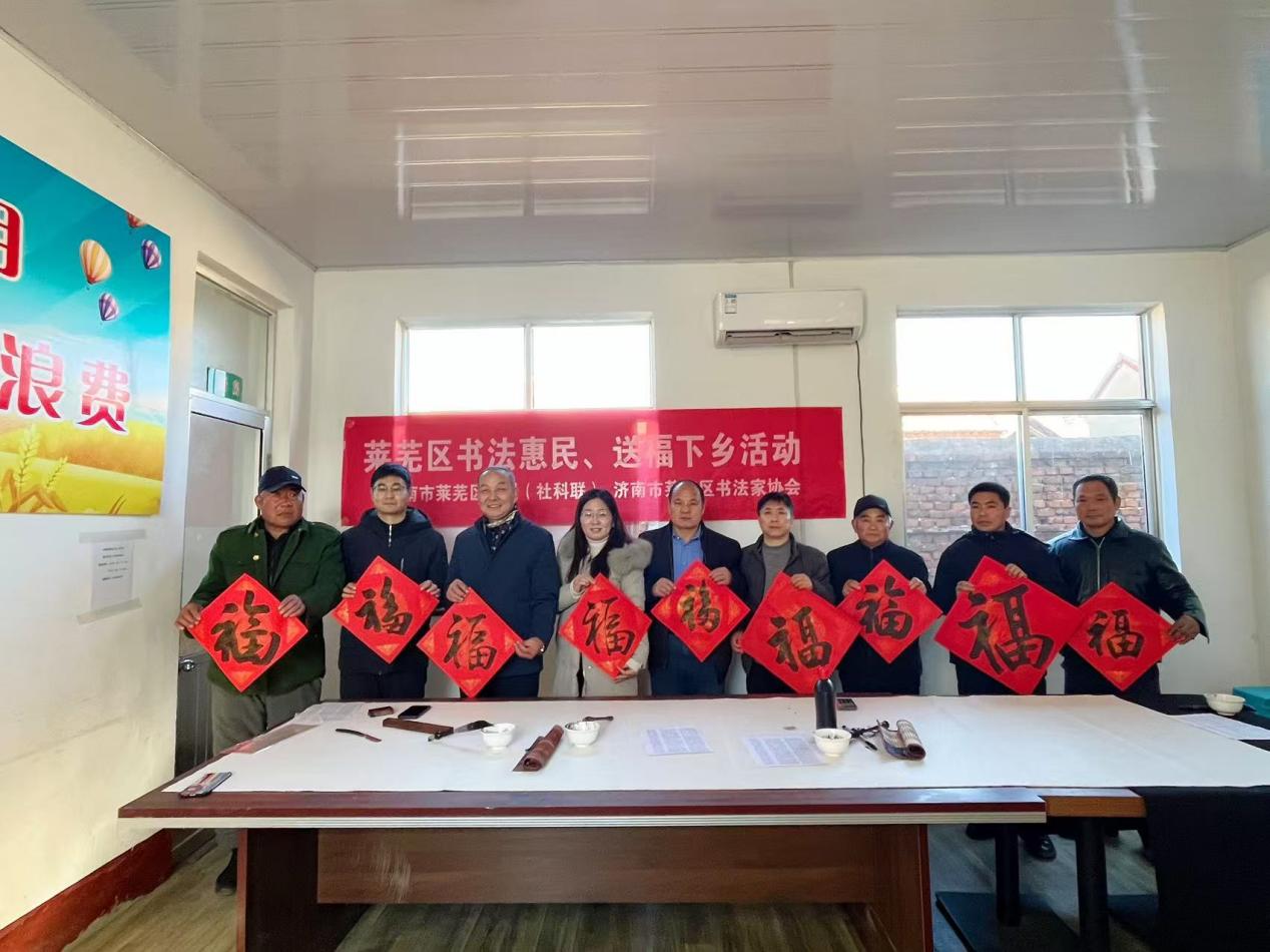 杨庄镇闫桥村：翰墨飘香新时代 春联送福暖民心 - 莱芜生活网