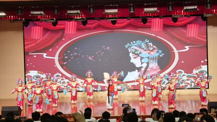 阔步新征程 奋进新时代――莱芜区鹏泉街道举行2024年教师节典礼 - 莱芜生活网