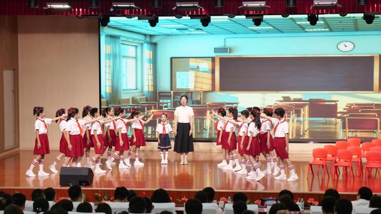 阔步新征程 奋进新时代――莱芜区鹏泉街道举行2024年教师节典礼 - 莱芜生活网