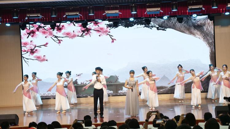 阔步新征程 奋进新时代――莱芜区鹏泉街道举行2024年教师节典礼 - 莱芜生活网