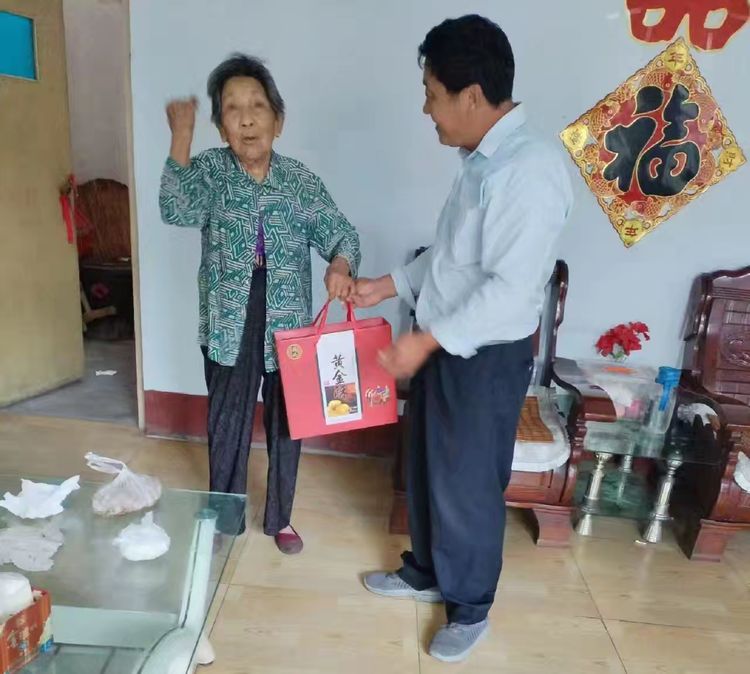 走访慰问暖民心 传递关爱筑和谐 寨里镇郝家沟村开展走访慰问活动