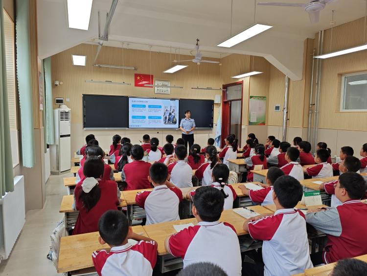 警官进课堂 法治润心田 莱芜区花园派出所警官走进40级9班举办法治宣讲活动