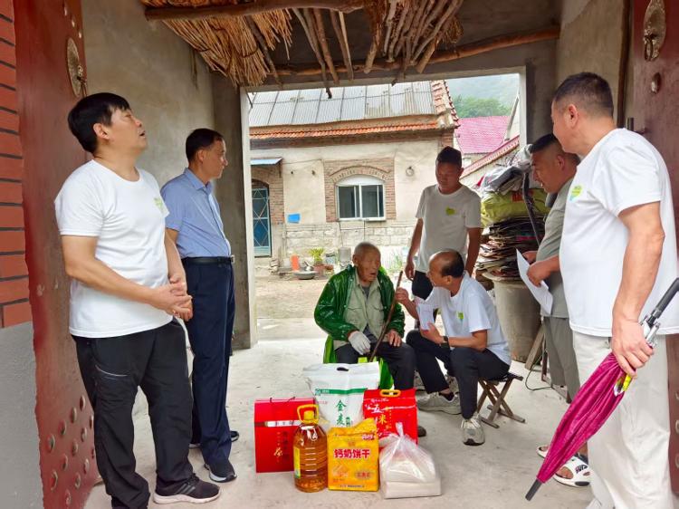 莱芜区住建局联合红石公益服务中心到和庄镇走访慰问