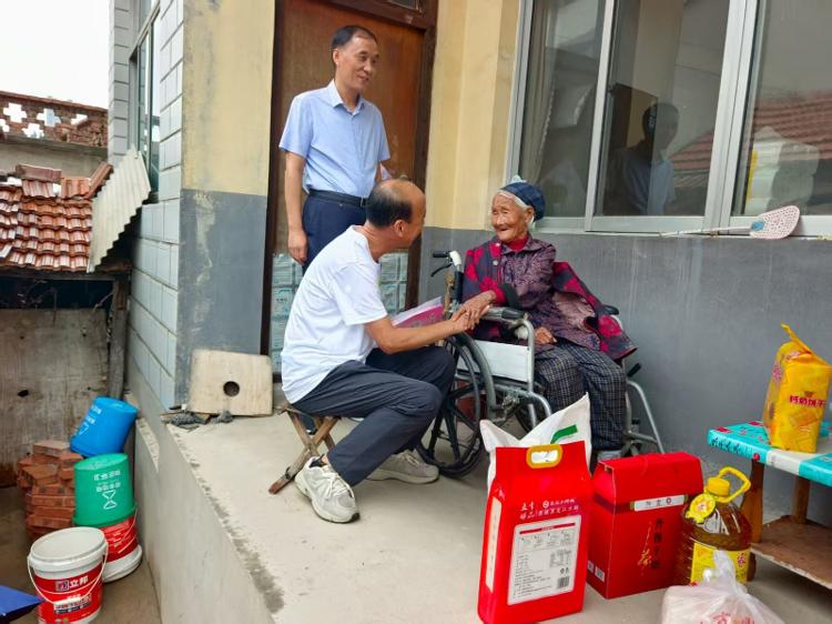 莱芜区住建局联合红石公益服务中心到和庄镇走访慰问 - 莱芜生活网
