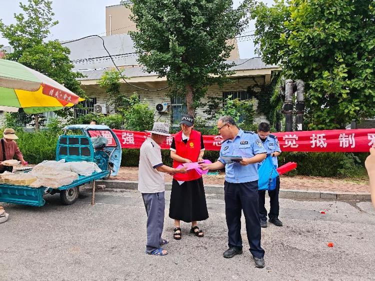 牛泉镇：反邪宣传进大集 同心协力筑防线