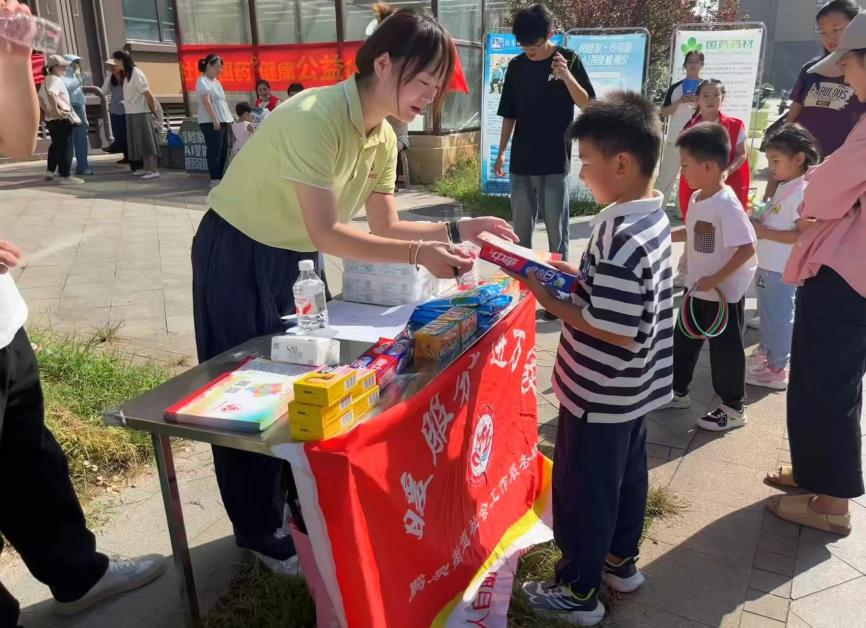“圈住温暖 救助随行” 鹏泉街道社工站开展社会救助政策宣传活动