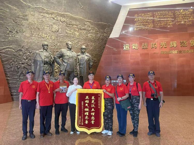 国防教育月｜第三野战军后代参观莱芜战役纪念馆，捐赠图书传承红色记忆 - 莱芜生活网