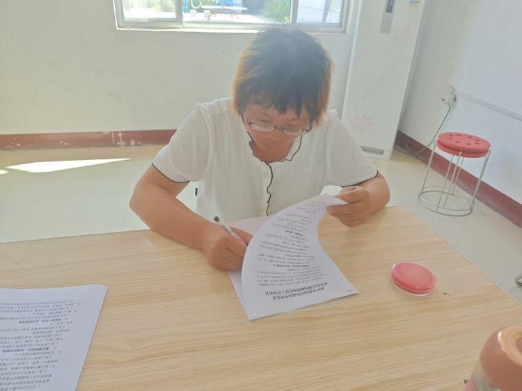 【社会主义核心价值观“五个融入”】莱芜区高庄街道圣水庵村：党员签订秸秆禁烧承诺书，筑牢环保“防火墙”