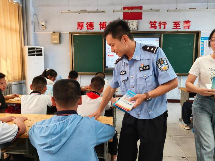 莱芜区牛泉镇“法治第一课”进校园：播撒爱国种子 守护安全少年心