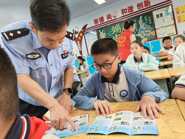 莱芜区牛泉镇“法治第一课”进校园：播撒爱国种子 守护安全少年心 - 莱芜生活网