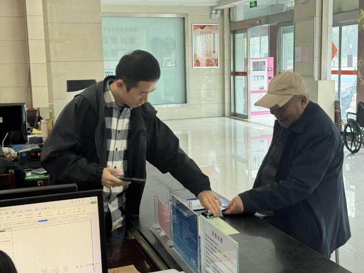 莱芜区凤城街道戴花园社区：暖心服务助认证 情系老人解民忧