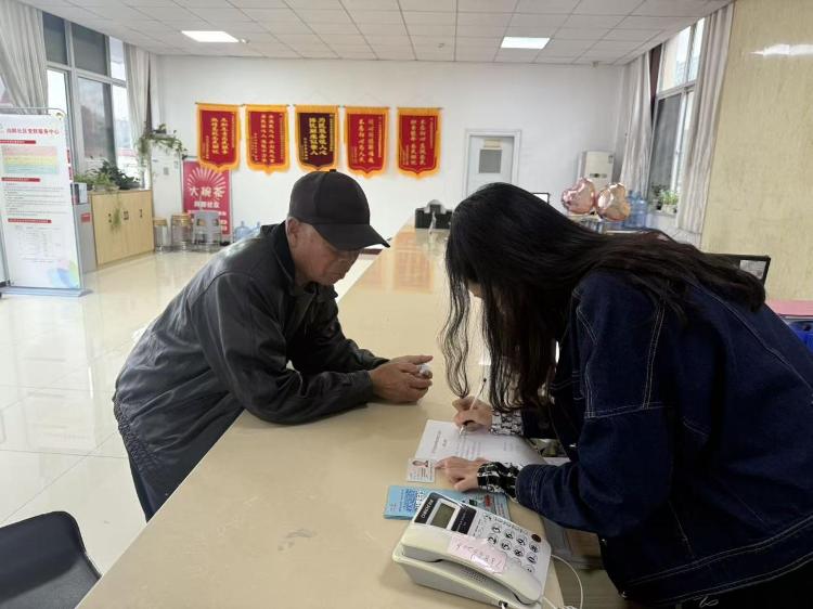 莱芜区凤城街道向阳社区：贴心认证温暖到家 待遇资格认证服务