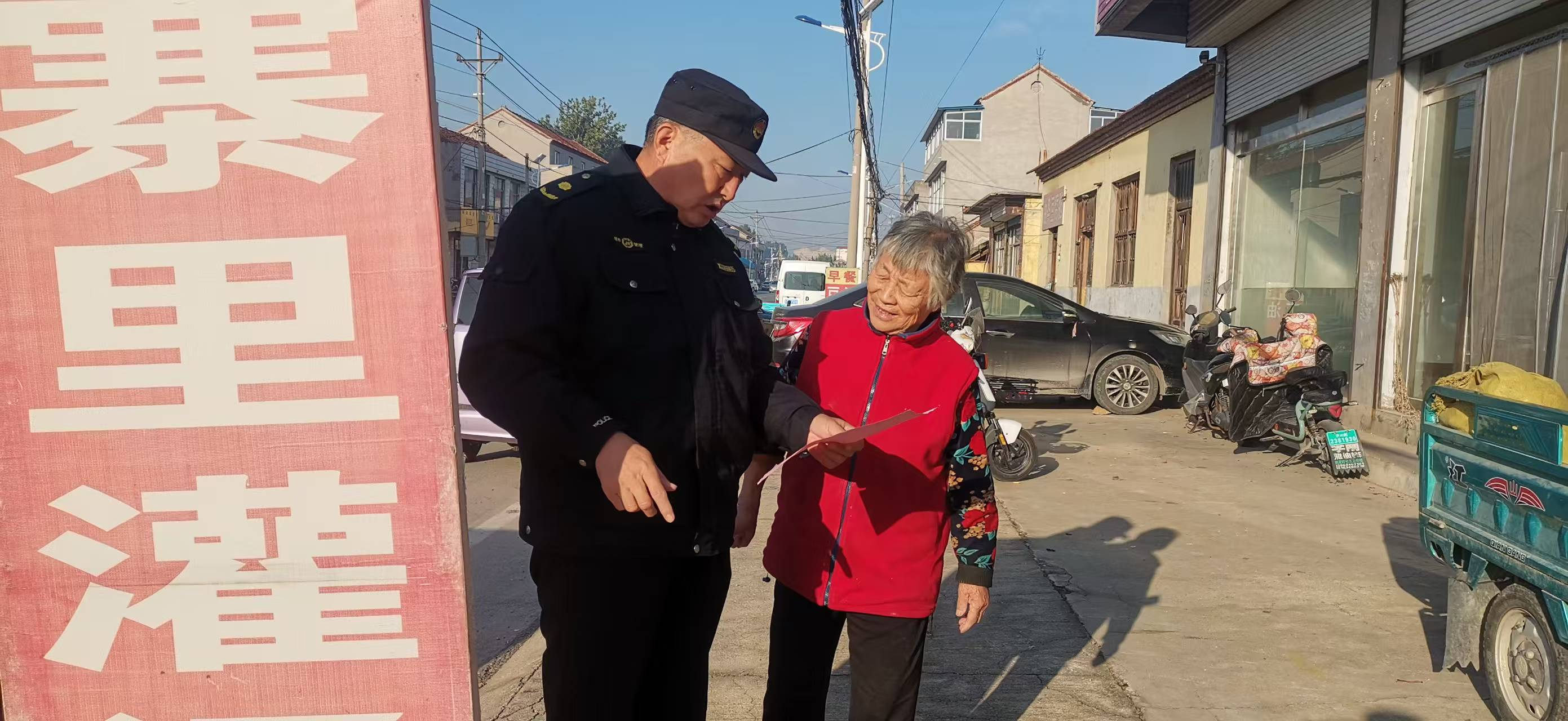 莱芜区方下街道开展城管进社区宣传“门前五包”活动