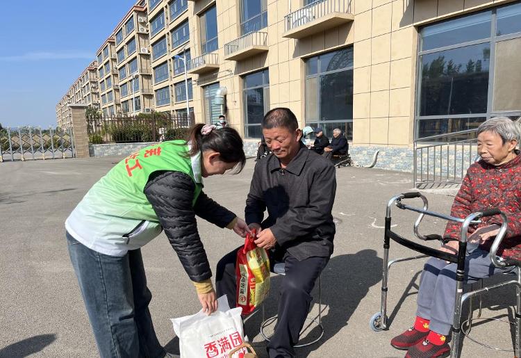 【社会主义核心价值观“五个融入”】莱芜区高庄街道：重阳敬老传温情，社工助力暖夕阳