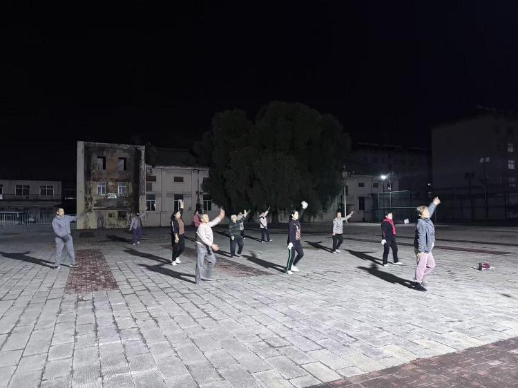 【文化社区】莱芜区高庄街道华泰社区：“错时延时”广场舞服务巧解民需 “艺治聚民心”奏响社区和谐新乐章 - 莱芜生活网