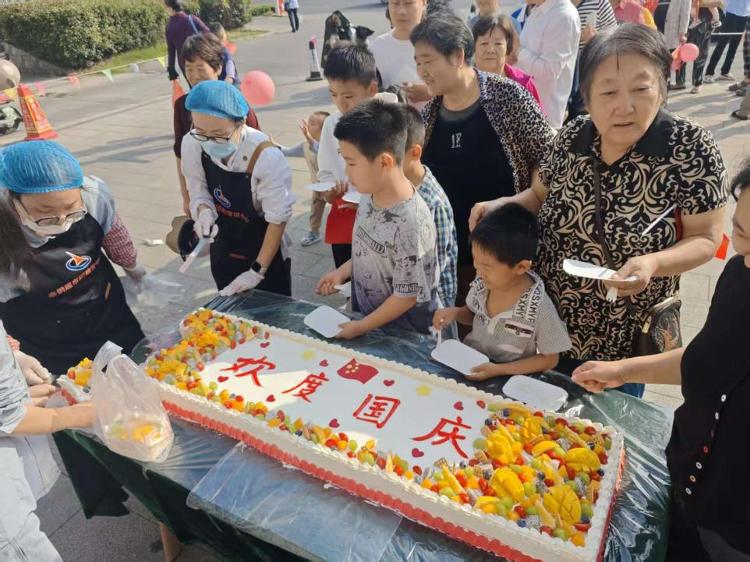 华府书院｜莱芜区张家洼街道安泰华府社区：蛋糕国旗映初心 邻里共筑家国情