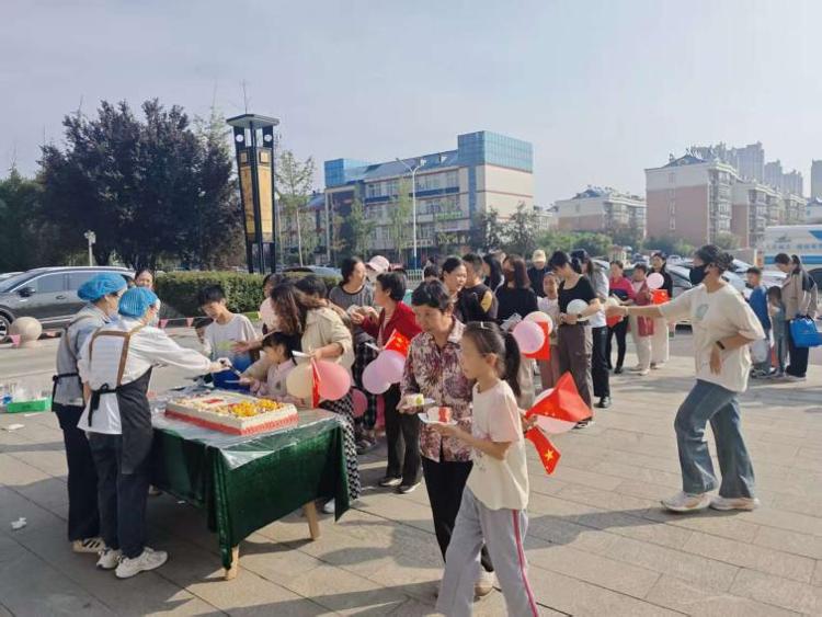 华府书院｜莱芜区张家洼街道安泰华府社区：蛋糕国旗映初心 邻里共筑家国情 - 莱芜生活网