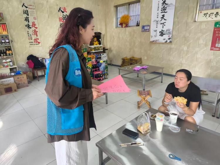 莱芜区凤城街道向阳社区：庆国庆迎中秋 文明新风进万家