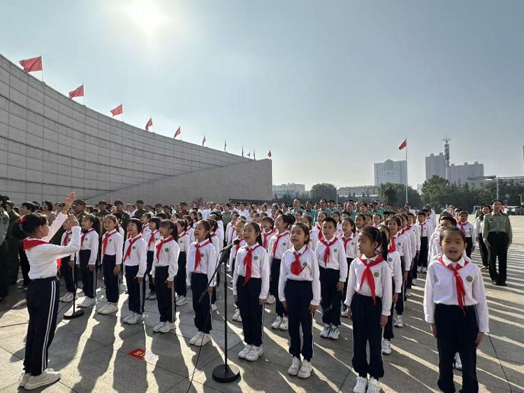 2025年莱芜区向人民英雄敬献花篮仪式在莱芜战役纪念馆举行 - 莱芜生活网