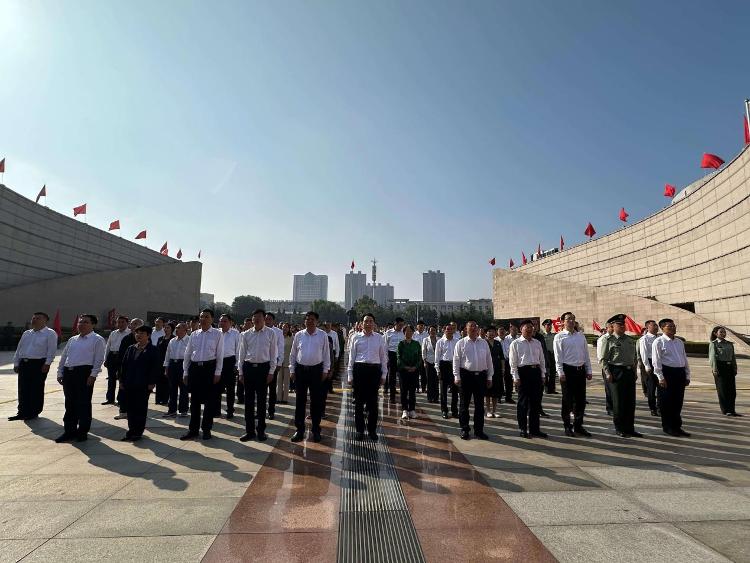 2025年莱芜区向人民英雄敬献花篮仪式在莱芜战役纪念馆举行 - 莱芜生活网