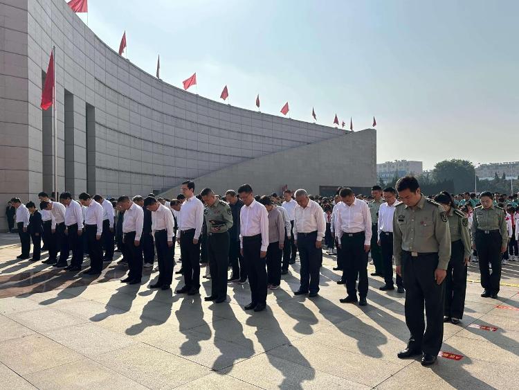 2025年莱芜区向人民英雄敬献花篮仪式在莱芜战役纪念馆举行 - 莱芜生活网