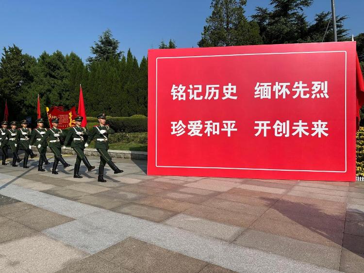 2025年莱芜区向人民英雄敬献花篮仪式在莱芜战役纪念馆举行 - 莱芜生活网
