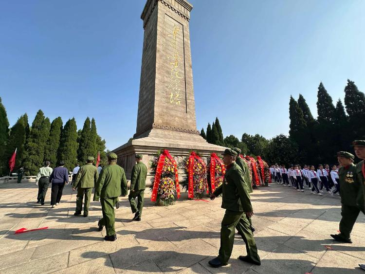 2025年莱芜区向人民英雄敬献花篮仪式在莱芜战役纪念馆举行 - 莱芜生活网