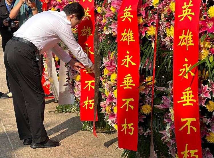 2025年莱芜区向人民英雄敬献花篮仪式在莱芜战役纪念馆举行 - 莱芜生活网