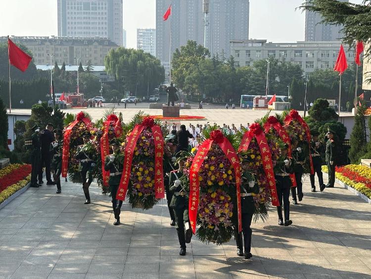 2025年莱芜区向人民英雄敬献花篮仪式在莱芜战役纪念馆举行 - 莱芜生活网