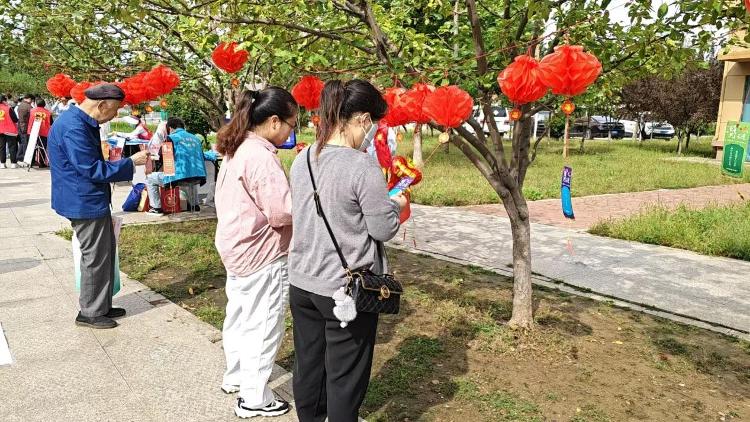 【社会主义核心价值观“五个融入”】莱芜区张家洼街道鲁矿西区社区开展“邻里牵手迎双节，情满社区暖人心”志愿服务活动 - 莱芜生活网