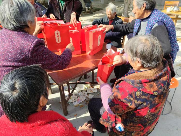 【社会主义核心价值观“五个融入”】蛋糕里的爱 莱芜区羊里街道这个重阳节活动有点“甜” - 莱芜生活网