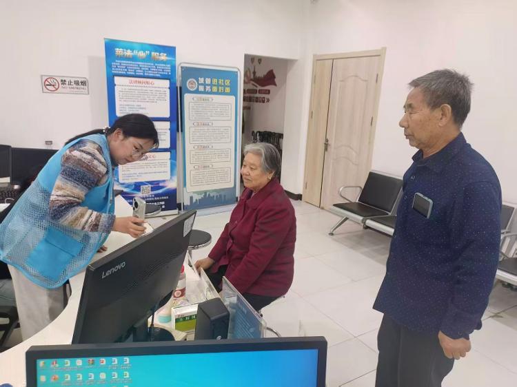 莱芜区凤城街道绿园社区：暖心助认证，守护“养老钱”