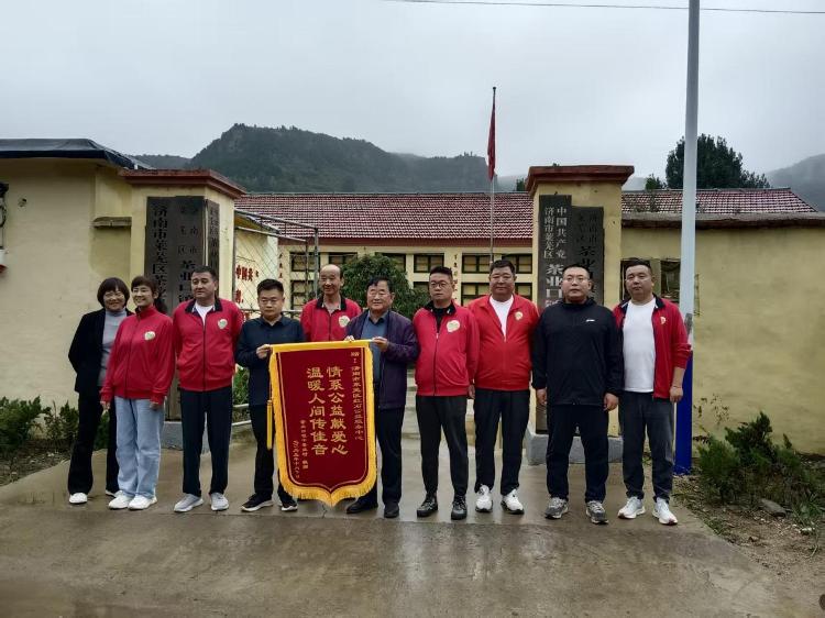 莱芜区茶业口镇中茶业村：温情慰问老党员 薪火相传守初心