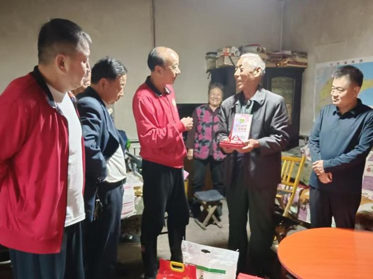莱芜区茶业口镇中茶业村：温情慰问老党员 薪火相传守初心 - 莱芜生活网