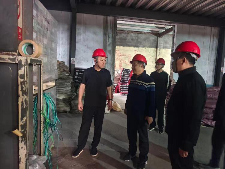莱芜区牛泉镇镇长邹诚带队开展安全生产检查
