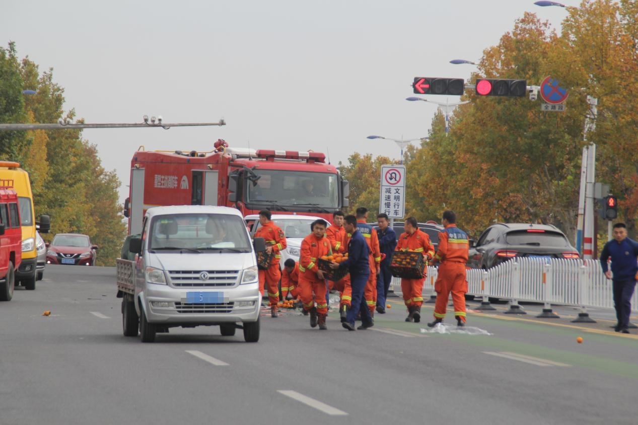 暖心!莱芜区消防队员暖心相助 化解水果散落交通难题 - 莱芜生活网