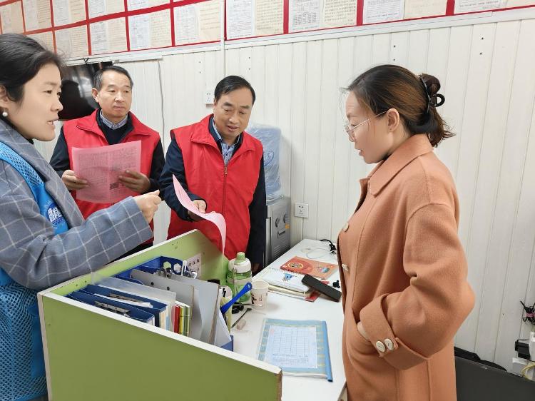 莱芜区凤城街道珍珠花园社区：人大社区同行动 医保惠民暖万家