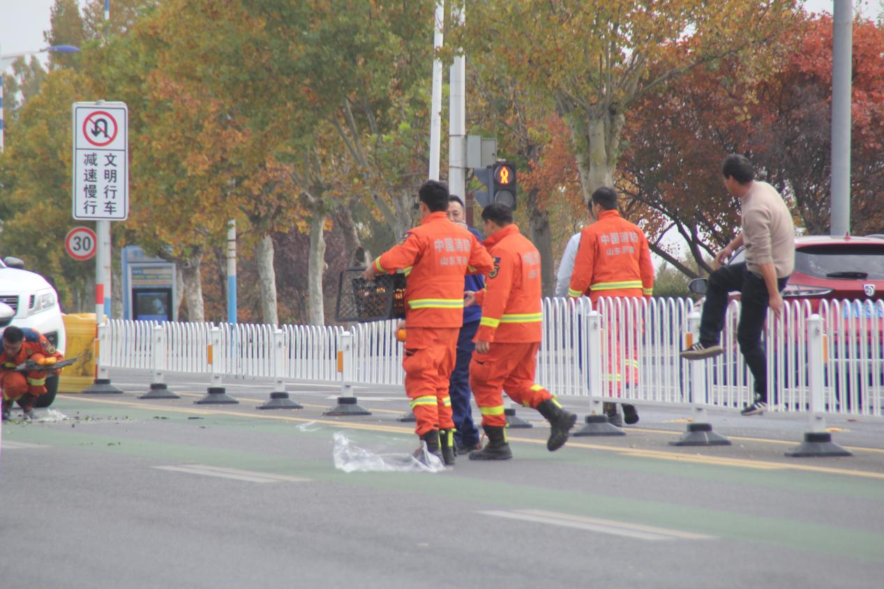 暖心!莱芜区消防队员暖心相助 化解水果散落交通难题 - 莱芜生活网
