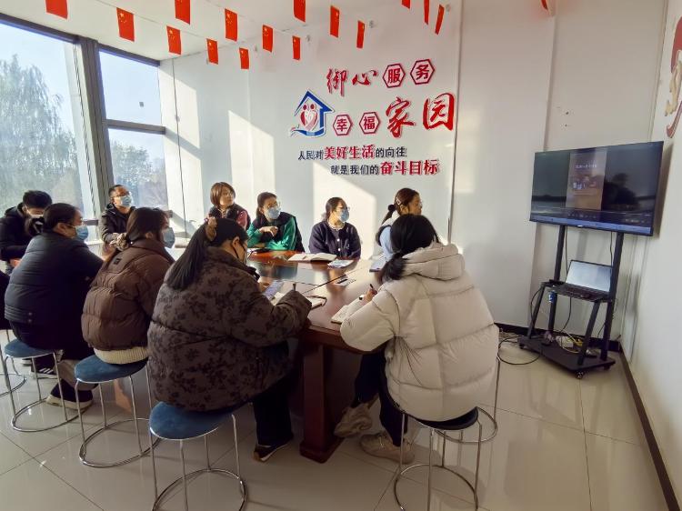 莱芜区凤城街道御园社区开展“参与垃圾分类 共建绿色社区”主题宣传活动