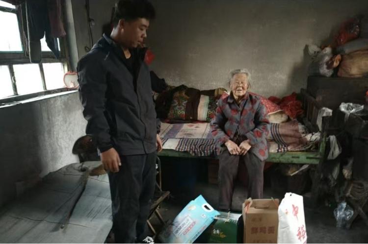 莱芜区高庄街道前王家峪村：党建引领聚合力 寒冬送暖显真情