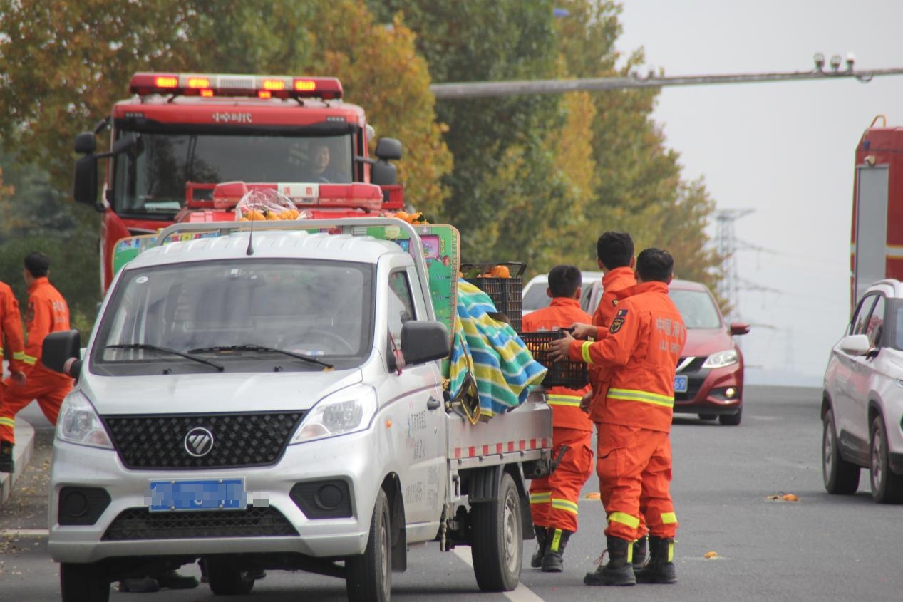 暖心!莱芜区消防队员暖心相助 化解水果散落交通难题 - 莱芜生活网