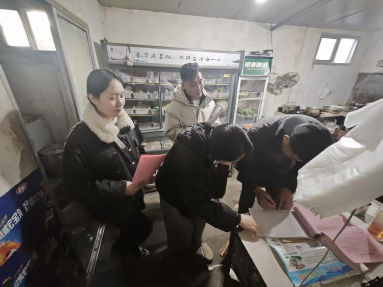 【社会主义核心价值观“五个融入”】莱芜区张家洼街道呈瑞社区开展“九小场所”排查与一氧化碳中毒宣传活动