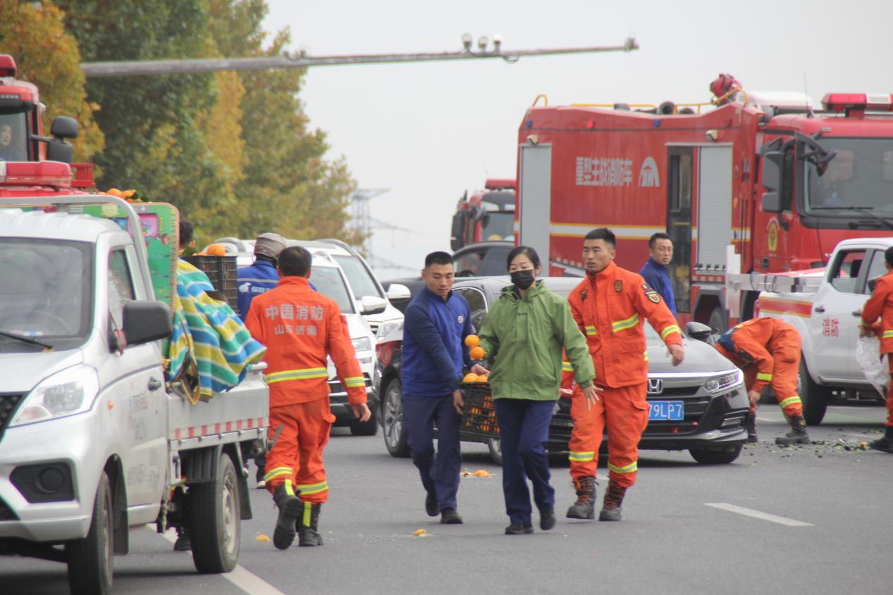 暖心!莱芜区消防队员暖心相助 化解水果散落交通难题 - 莱芜生活网